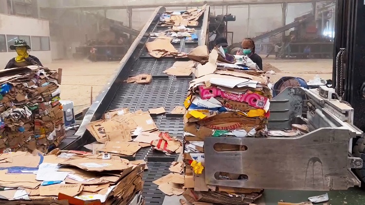 High-efficiency dry pulping system for cardboard recycling