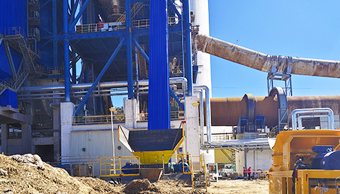 Double shaft shredder turns straw into fuel used in cement plant