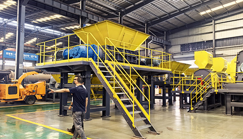 Welcome Pakistani customers to visit double-shaft straw shredder