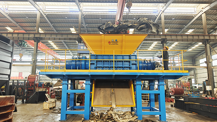 hydraulic shredder feeding conveyor system