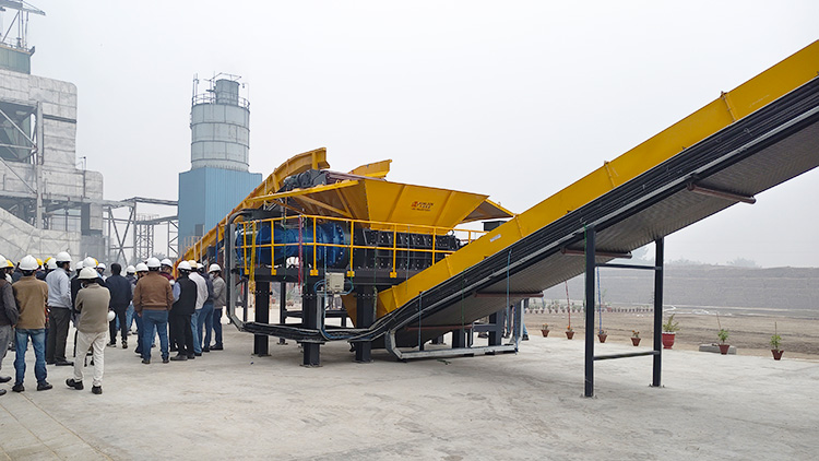 Straw shredding machine for biomass material size reduction system
