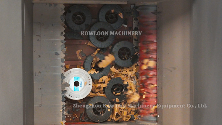 Single shaft shredder rotor and cutting blade assembly