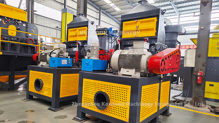 Rubber granulator turning rubber chips into fine granules